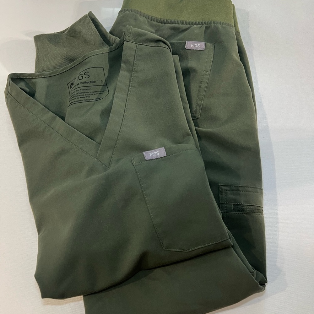 FIGS women’s scrub set